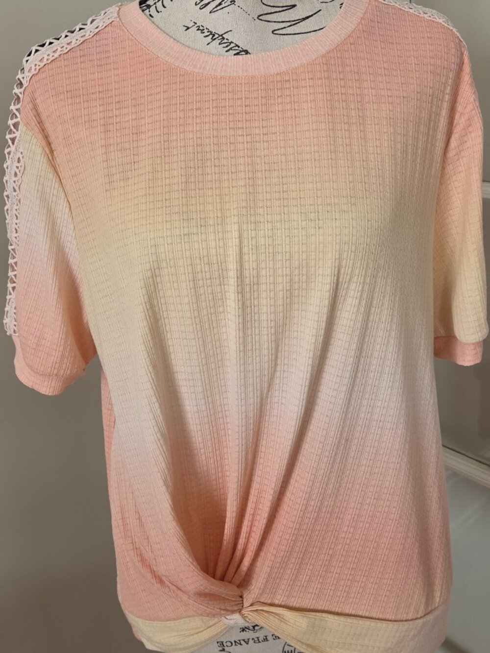 Como Blu L Peach Cream Colorblock Twist Front Top